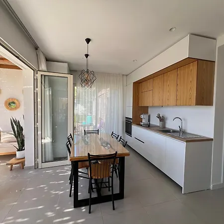 Lumière House Hébergement de vacances Baks-Rrjoll